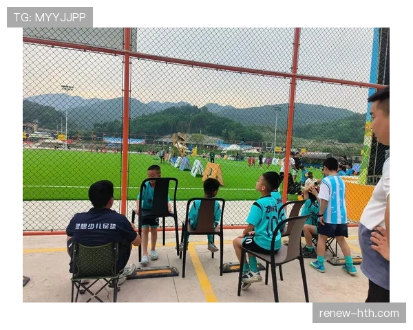 足球赛场上的高光时刻与幕后故事：深度解析那些值得铭记的瞬间