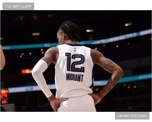 贾·莫兰特训练间隙居然拿着上万豪车钥匙逛街，感觉明星改行打球了？